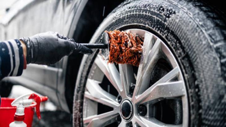 Arabanın jantlarını resmen cilalıyor! En kötü kir bile Arap sabununa dayanamıyor