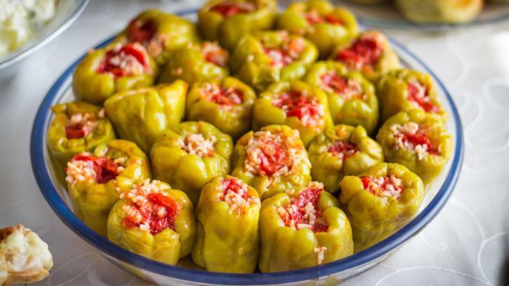 Çiğ biber dolması buzluğa atılır mı? Püf noktası iç harcında saklıymış