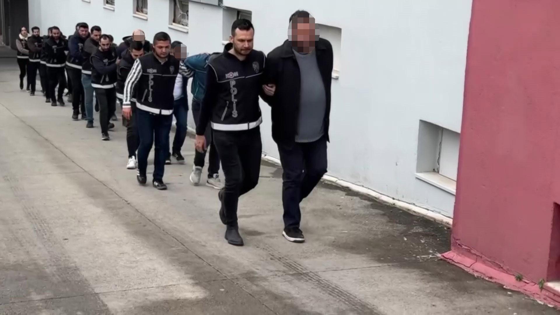 Telefon bayii görünümlü tefeci ağı çökertildi! Adana’da milyonluk senet ve nakit para ele geçirildi