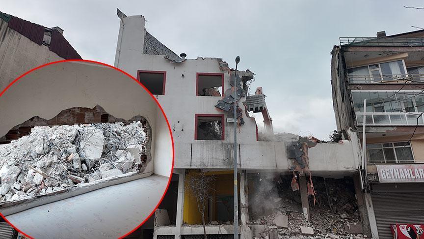 Bolu'da yıkım faciası: Kepçe bitişik binaya dalınca duvar yıkıldı