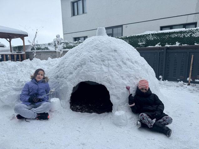 Kars’ta çocuklardan kardan ev: Bahçede Kuzey Kutbu hayali kurdular