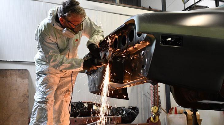 Hurda otomobilleri milyonluk araçlara dönüştüren usta: Yılda sadece 3 adet üretiyor!