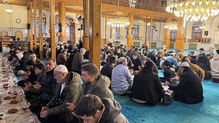 Tarihi camide yıllardır 'Ümmet İftarı' aynı sofrada buluşturuyor