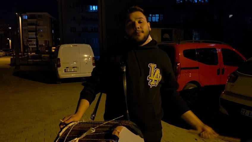 Dededen kalan davulla sahura kaldırıyor! 23 yaşındaki gencin hikayesi yürek ısıtıyor