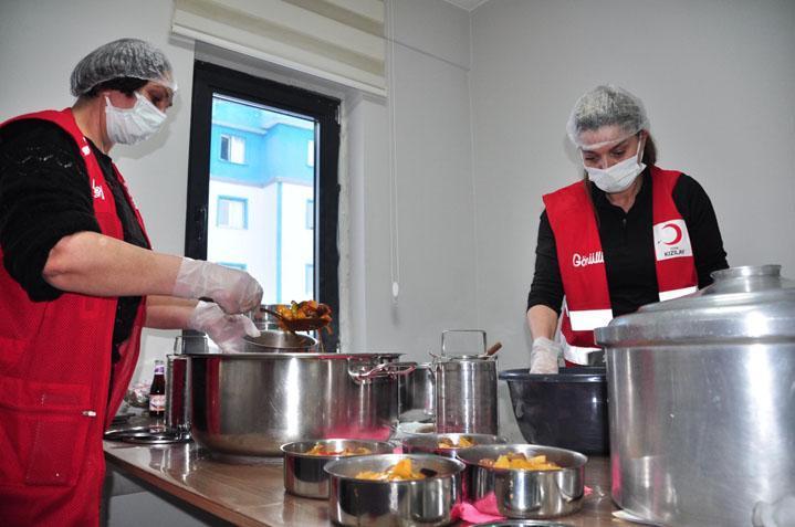 Kars’ta Kızılay’ın gönüllü kadınlarından 'anne eli' iftarı! Her gün onlarca aileye sıcak yemek ulaştırılıyor