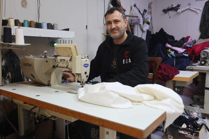 Hatay’da bir terzi dükkan camına astı! Yazıyı gören fotoğraf çekmeden geçemiyor