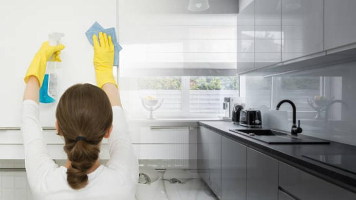 Parlak mutfak dolapları böyle temizleniyormuş! Parmak izi ve su lekelerine son