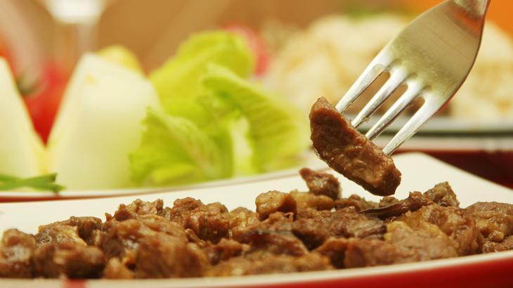 Mersin Belediyesi aşevinde skandal! Dağıtılan kavurmadan 'yarış atı çipi' çıktı