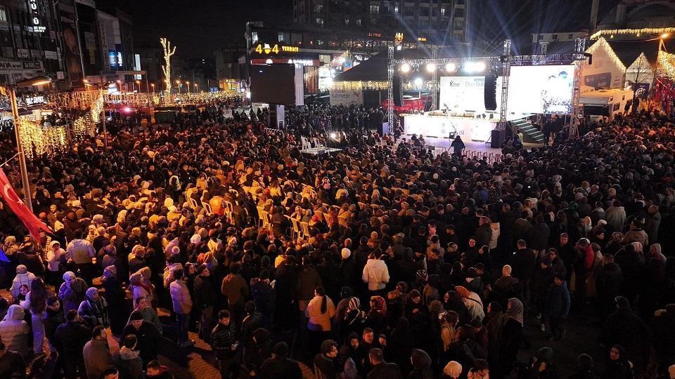Esenler’de binlerce kişi aynı duada buluştu! '10 bin hatim 100 bin dua' gecesi