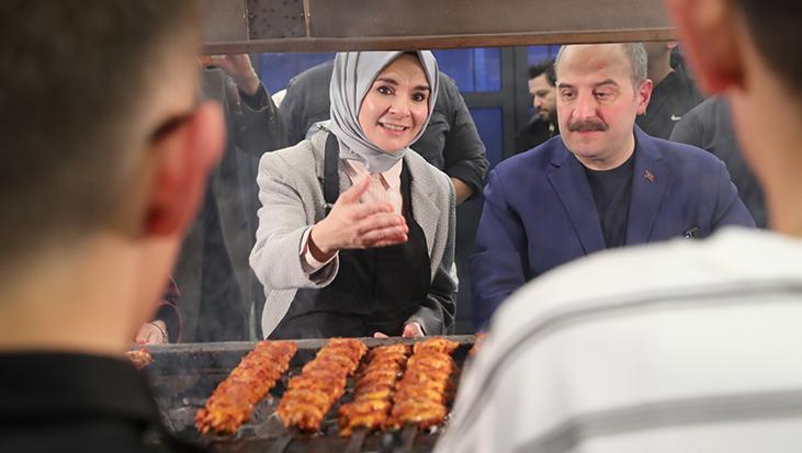 Ankara’da yürekleri ısıtan iftar! Bir esnaf 100 çocuğu aynı sofrada buluştu