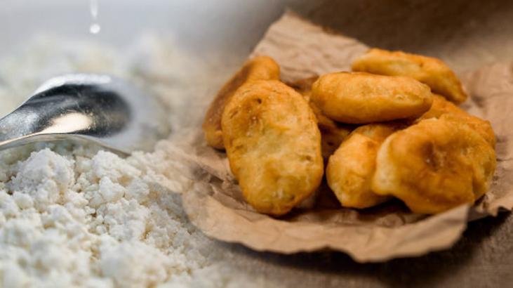 Hiç yağ çekmiyor! İçi peynir dolu puf puf pişi böyle yapılıyormuş