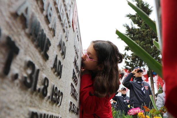 Şehitlikte duygusal anlar! 8 yaşındaki Elif, hiç görmediği şehit dayısını böyle sevdi