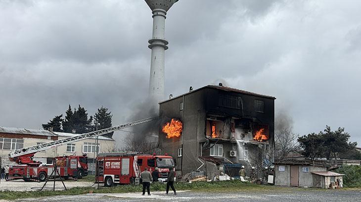 Büyükçekmece'de 3 katlı bir binada yangın! Bölgeye çok sayıda ekip sevk edildi