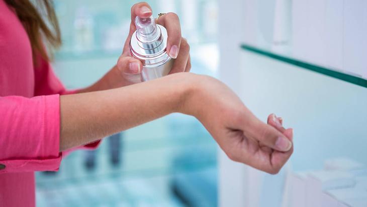 En sevdiğiniz kokuyu evinizde yapın! Vücudunuzdaki sıcak noktalara sürün, ısı ile yayılacak