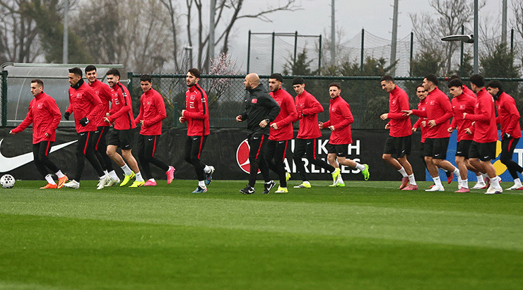 Türkiye'de Romanya maçı hazırlıkları devam etti, Barış Alper Yılmaz ve Uğurcan Çakır antrenmanda yer almadı