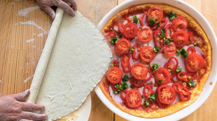 Kenarı kuru pizzalara son! Peyniri doldurup kıvırın: Salçalı karışıma 1 tutam rendeleyin