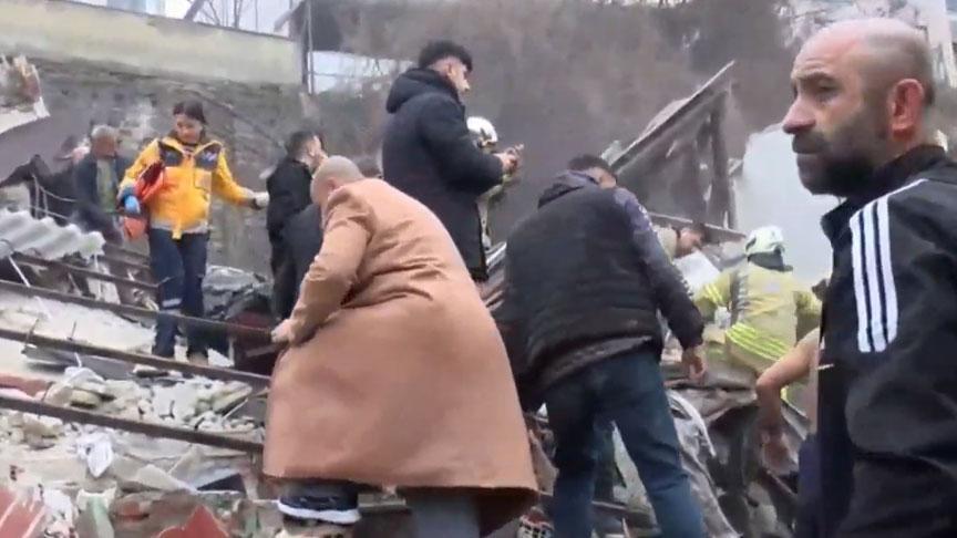 CANLI AKTARIM İstanbul Fatih'te 2 bina çöktü! Bir kişi çıkarıldı