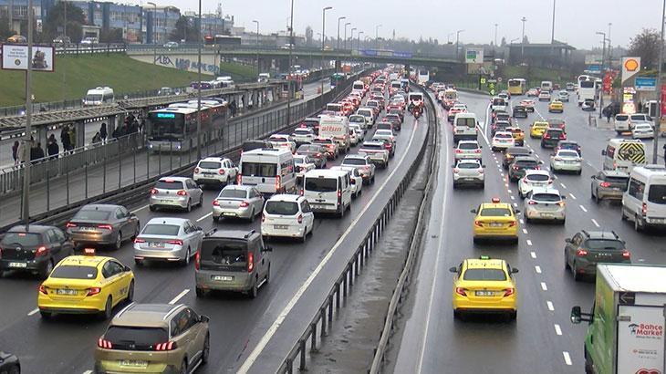 İstanbul’da bayram sonrası pazartesi trafiği! Belirli noktalarda durma noktasına