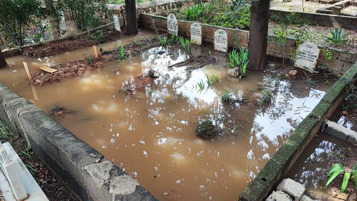Adana’da mezarlık sular altında! Kabirlere ulaşmak için ayaklarına poşet geçirdiler