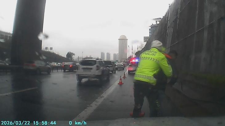 Araba kullanırken boğazına şeker kaçan sürücüyü polis kurtardı