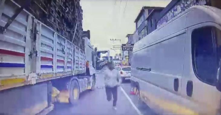 Trafikte dehşet! Baba-oğul TIR'dan indi, bıçak çekti: Tutuklandılar