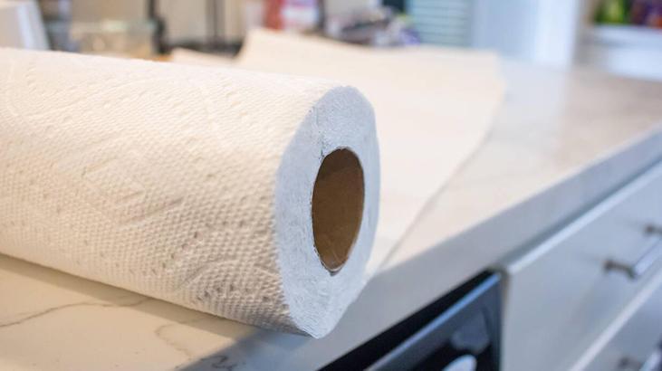 Kağıt havlu o kadar da güvenli değilmiş! Ahşap mobilyaları mahvediyor