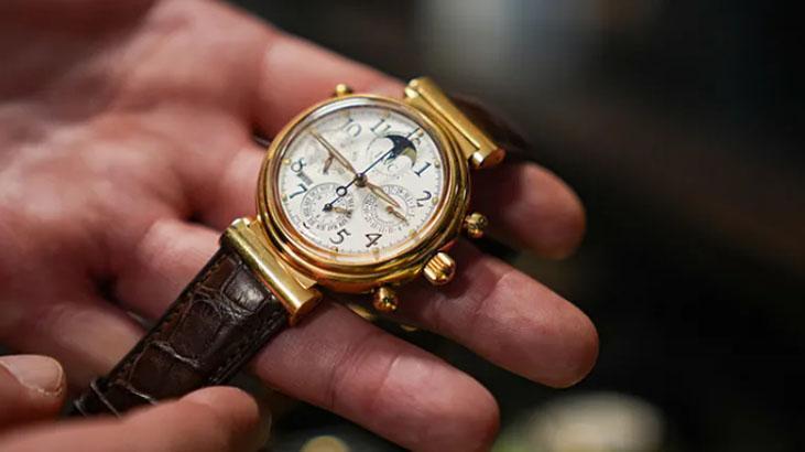 Ameliyata girmeden önce saat tamir ediyormuş! Cerrahın gizli yöntemi duyanları şaşırttı