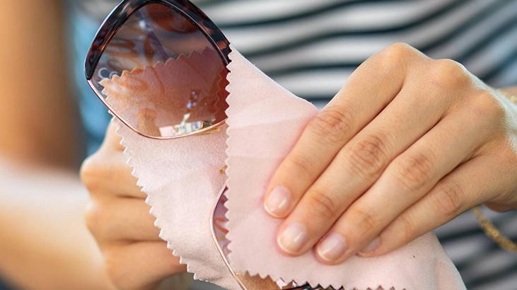 Basit hata camları mahvediyor! Herkes tişörtüne siliyor, en büyük yanlış