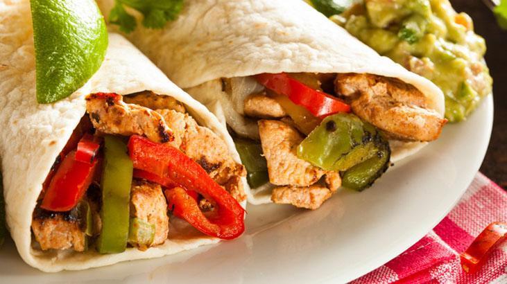 Ana yemeğin vazgeçilmezi: Tavuk fajita tarifi! Sosları böyle karıştırın