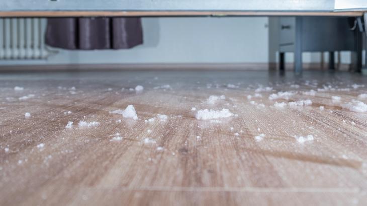 Yatak odasında görünmeyen alan! Evin bütün tozu buradan geçiyor