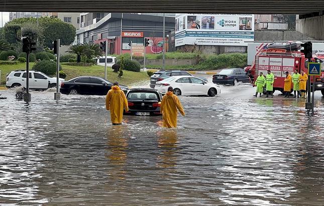 Adana sular altında! Dereler taştı, yollar göle döndü, araçlar mahsur kaldı