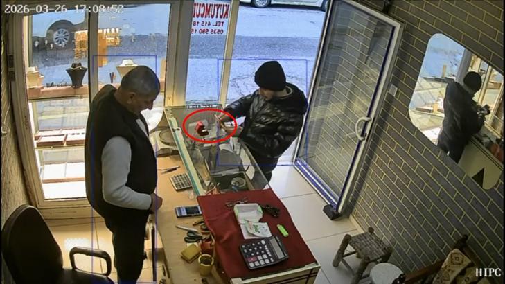 Kuyumcuda akılalmaz yöntem! 'Fotoğraf çekeceğim' dedi, 60 bin liralık yüzükle bir anda kayboldu
