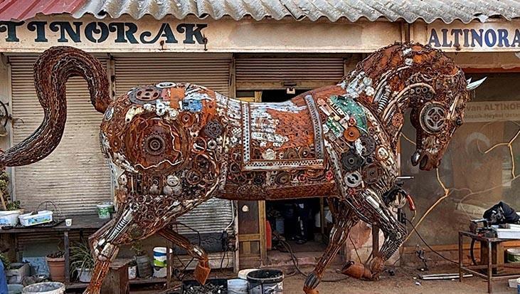 Hatay’da atıklardan dev heykel! Büyük İskender’in efsanevi atı Bukefalos yeniden doğdu