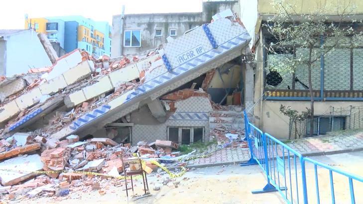 Sultangazi’de yıkım sırasında korkutan anlar! Yan bina hasar gördü