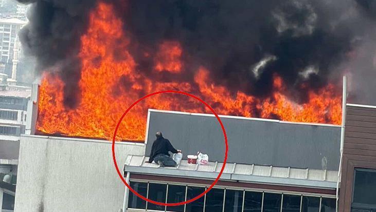8 katlı binada korku dolu anlar! Çatıda alevler arasında mahsur kaldılar: Kurtarma anı kamerada