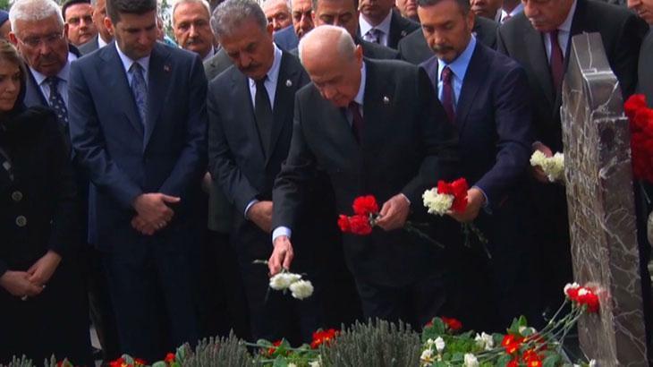 MHP lideri Bahçeli'den Türkeş'in kabrini ziyaret etti