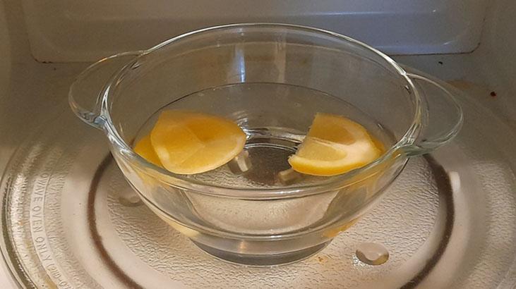 Ev sahipleri denedi, içinden kir aktı! Mikrodalga temizliğinde yağları eriten formül