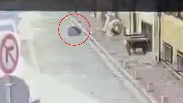 Alevlerden kaçarken dehşeti yaşadı! Cezaevinden izinli çıkan adamın 3. kattan atladığı an kamerada