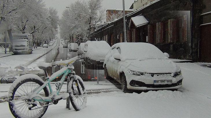Birçok il nisan ayında karla uyandı: Sabah 04.00’ten beri bu manzaranın tadını çıkarıyorum