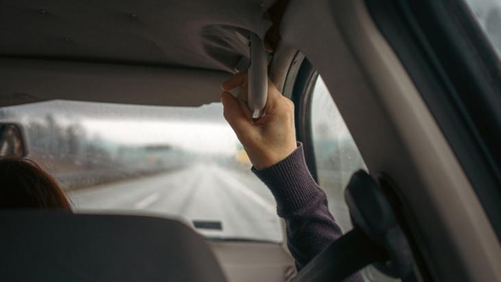 Meğer yanlış biliyormuşuz! Arabadaki o kolun gerçek amacı şaşırttı