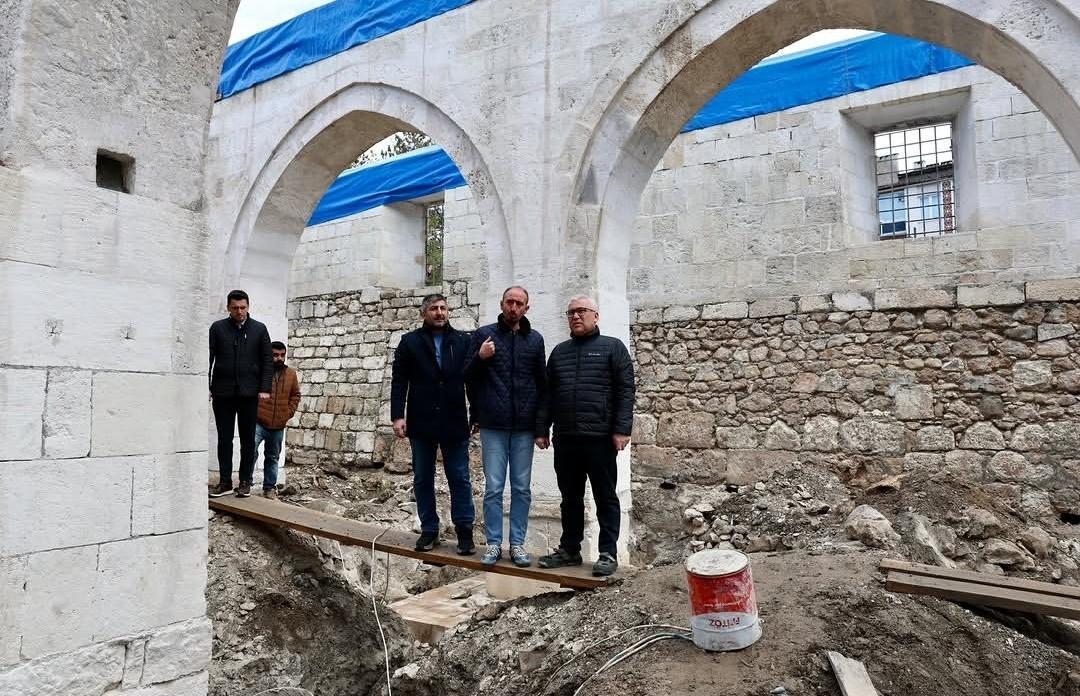 Sivas Ulu Cami’de 833 yıllık eğri minare restore ediliyor: İskele çalışmaları sürüyor
