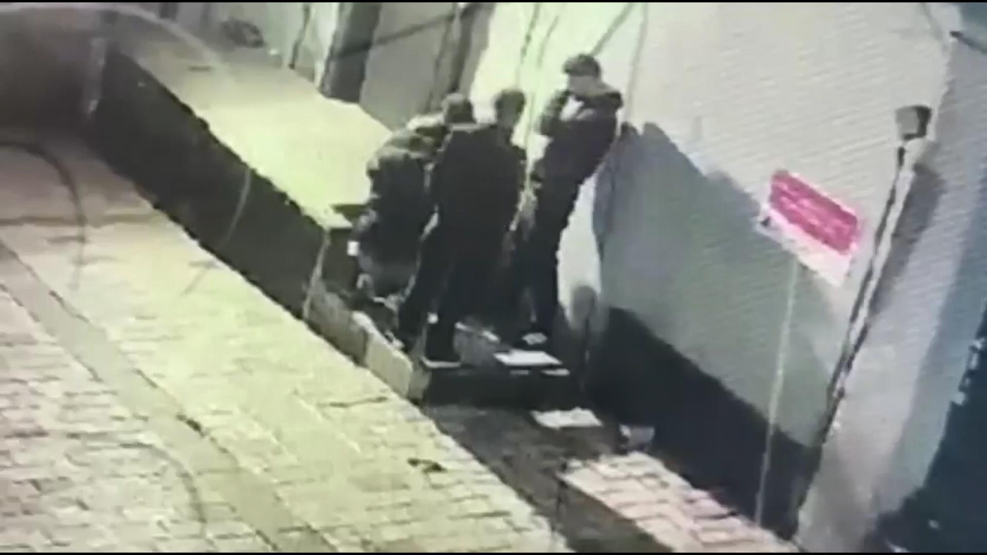 Taksim’de pes dedirten yöntem! 'Yardım edelim' diyerek yanaşıp alkolün etkisindeki kişiyi hedef aldılar