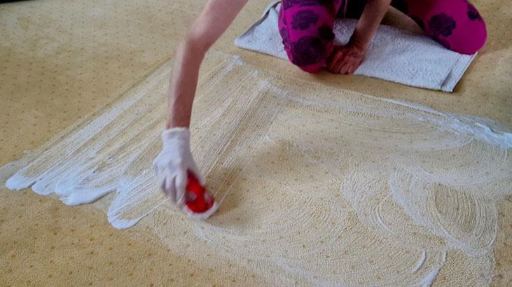 Halıdaki en inatçı leke bile dayanamıyor! Tıraş köpüğüyle leke çıkarma hilesi