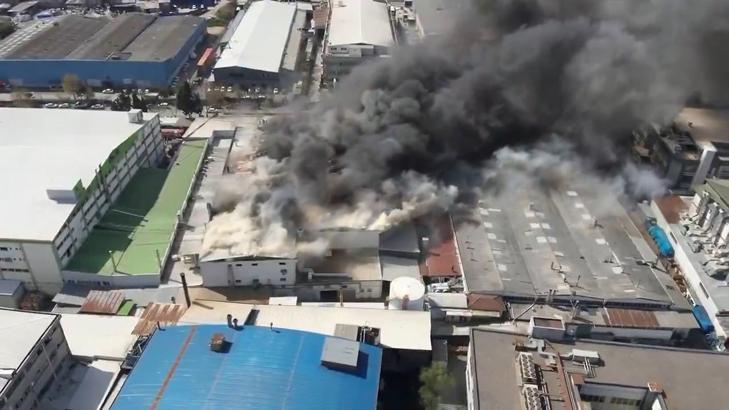Ümraniye Dudullu’da imalathane yangını: Alevler kısa sürede büyüdü, müdahale anları görüntülendi