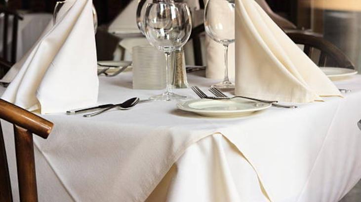 Masa örtüsüne döküleni asla silmeyin! Lekeler yerleşiyormuş: Bu 5 kumaştan şaşmayın