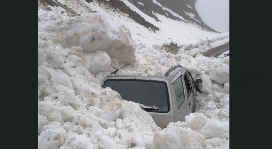 Nisan ayında çığ felaketi! 4 kişini bulunduğu araçta can pazarı