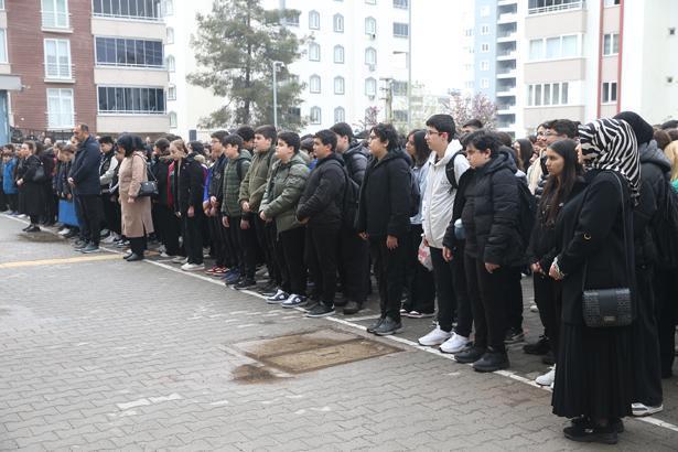 Kahramanmaraş’ta okul saldırısında hayatını kaybedenler için anma programı düzenlendi! Gözyaşları dinmedi