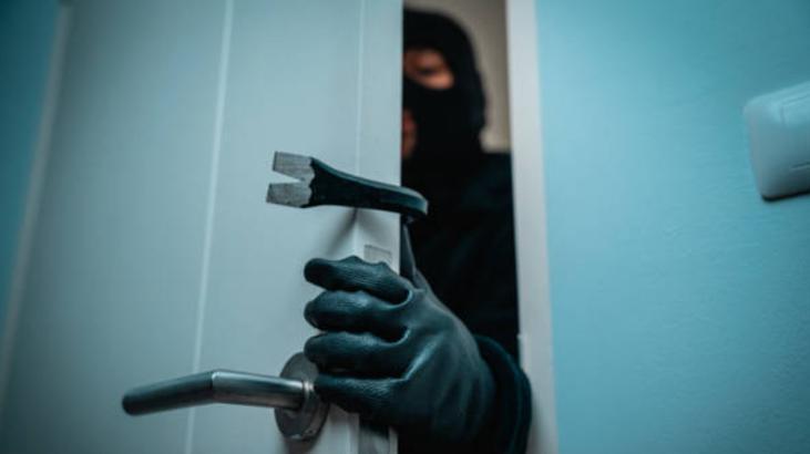 Eve gelen hırsıza set çekin! Gören geri dönüyor: Pencere önüne bakıyorlar