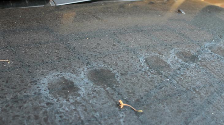 Arabalardaki gizemli yanık izlerinin sırrı çözüldü! Su şişesi bile 'lazer etkisi' yaratabiliyor