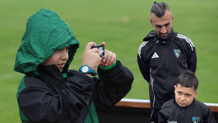Kocaelispor'da Serdar Dursun'dan minik çocuğa kamera jesti!